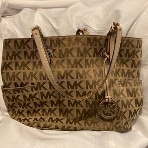 Michael Kors Jet Set Signature Tote!